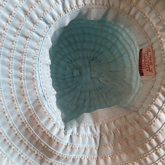 Beautiful sort of llight blue sun/beach! - Picture 5 of 5